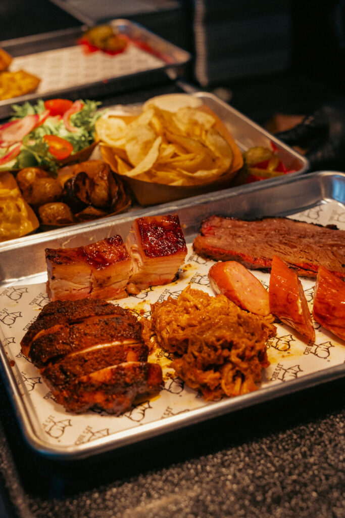 JJ's BBQ:n platteri